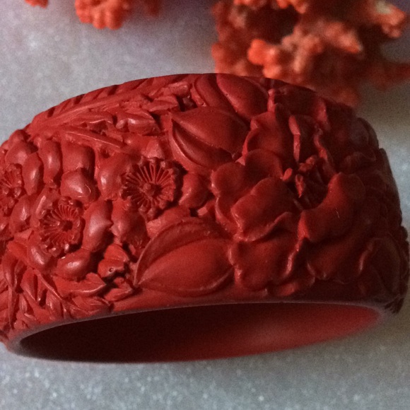 Vintage engraved cinnabar bangle - Picture 3 of 7